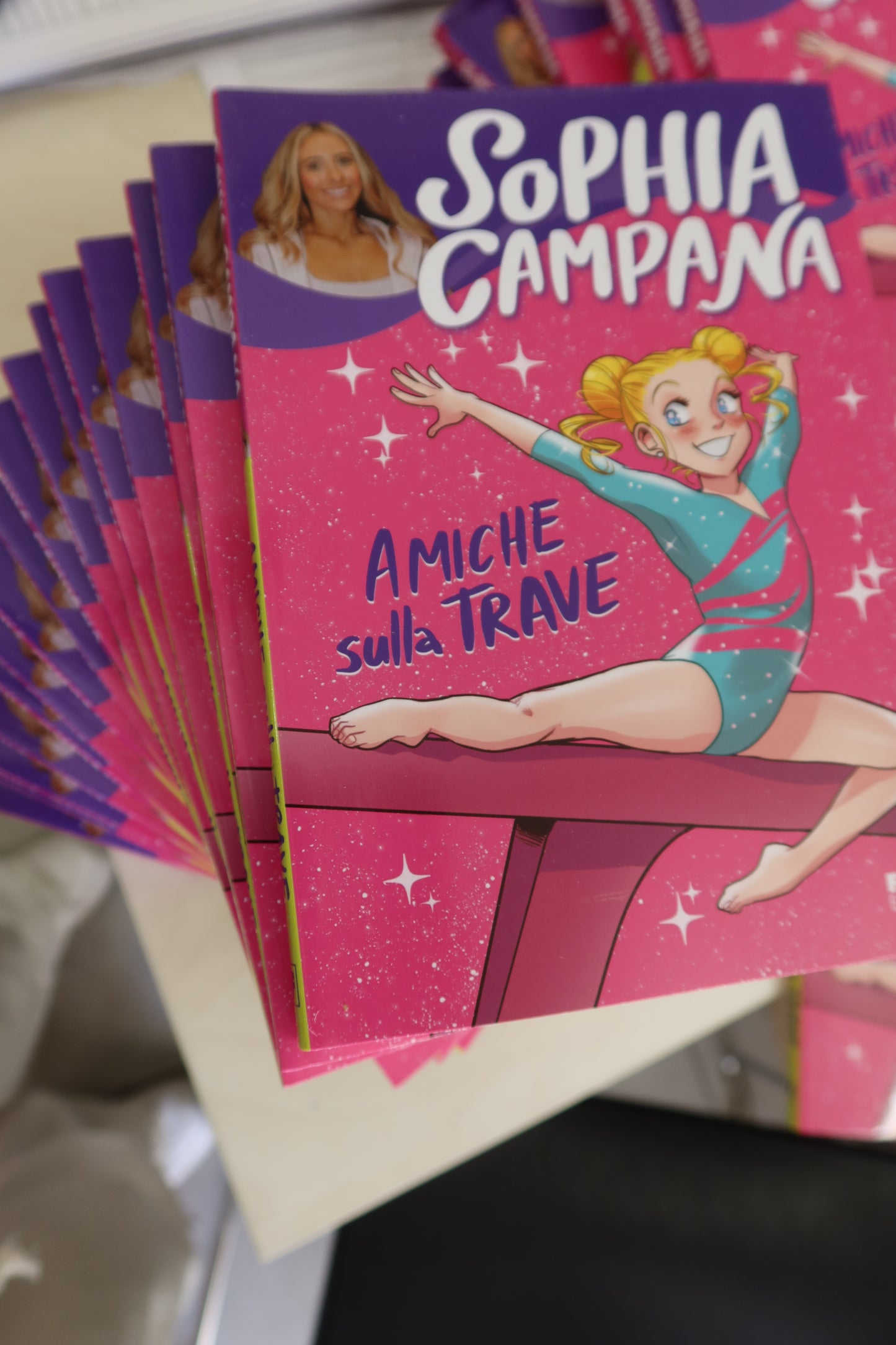 
                  
                    COPIA FIRMATA “Amiche sulla Trave”
                  
                